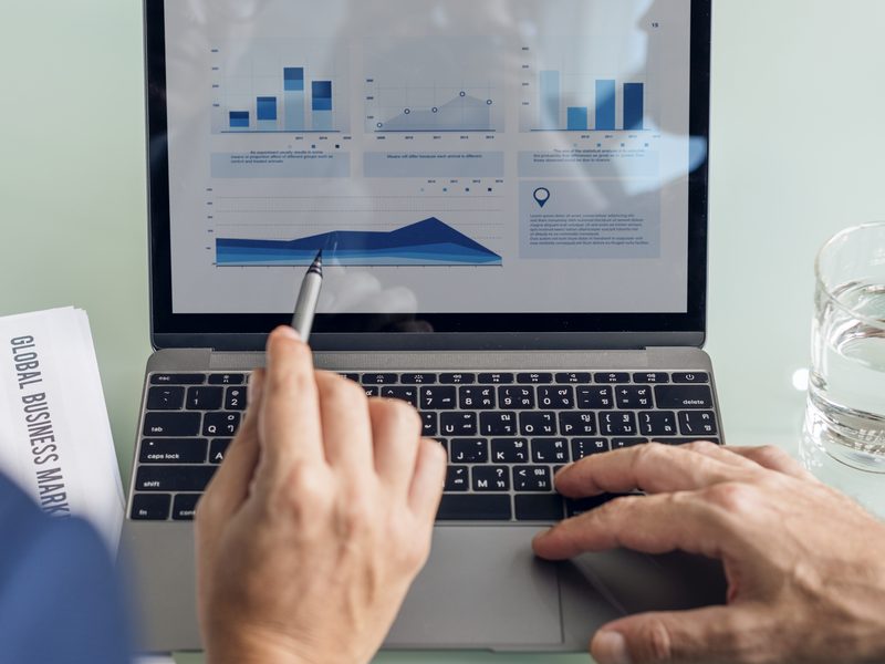 Times de marketing e comercial analisando dados