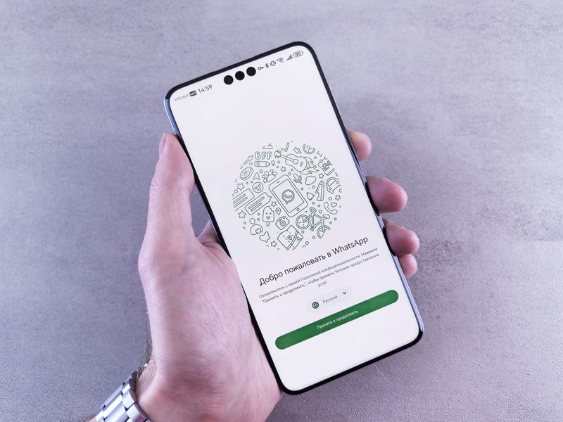 WhatsApp aberto na tela de um celular